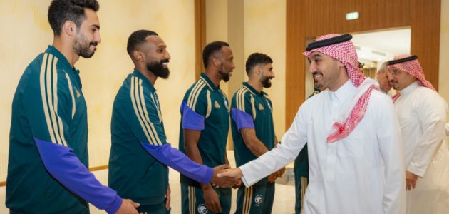 وزير الرياضة ينقل تحيات ولي العهد لبعثة المنتخب السعودي قبل السفر للمونديال