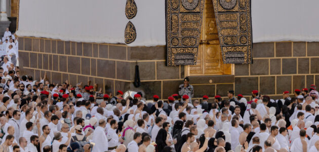 حجاج بيت الله الحرام يؤدون طواف الإفاضة بالمسجد الحرام وسط منظومة خدمات متكاملة