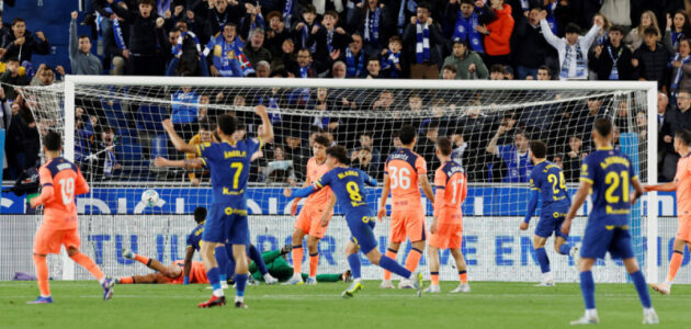 ألافيس يباغت برشلونة “البطل” بهزيمة مفاجئة في ليلة الهروب من شبح الهبوط