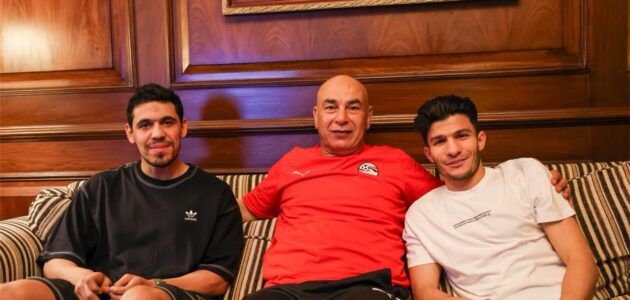 لفتة طيبة في معسكر منتخب مصر.. حسام حسن يستقبل الثنائي المصاب محمد حمدي وإسلام عيسى