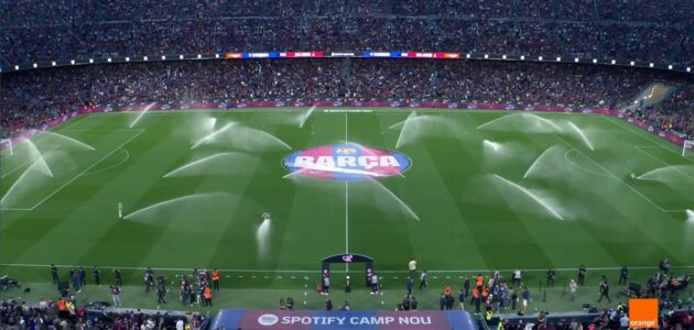 بأقماع وكرات شاطئ.. جماهير برشلونة تشعل الكلاسيكو بسخرية لاذعة من أربيلوا وفينيسيوس جونيور