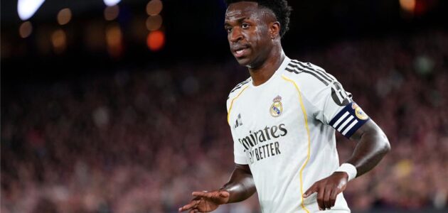 لقطة الكلاسيكو.. تصرف مفاجئ من فينيسيوس جونيور عقب خسارة ريال مدريد وتتويج برشلونة بالليجا