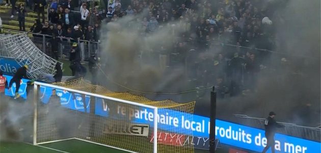 فوضى عارمة وإلغاء مباراة نانت وتولوز في الدوري الفرنسي بسبب شغب جماهيري عنيف